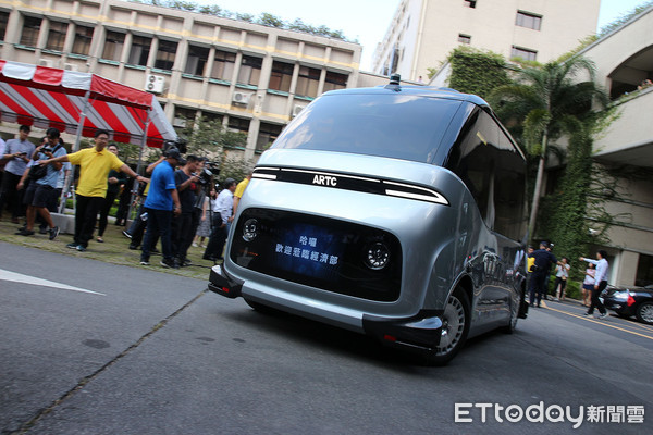 ▲全台灣製「自動駕駛電動巴士」亮相！警車闖入首航險變首撞。（圖／記者張慶輝攝）