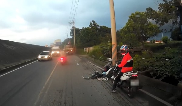 ▲▼大里峰提路車禍　影片超驚悚。（圖／翻攝自大里人聊天室）