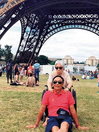 ▲▼郭台銘（前）過去創業的第一桶金，是由母親初永真（後）標會而來，這讓他感念在心，將一切成功歸功於母親。（圖／鏡週刊提供）