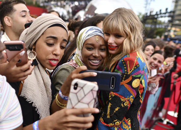 ▲▼泰勒絲（Taylor Swift）在MTV音樂錄影帶大獎（VMAs）和粉絲自拍，並為典禮開場演出。（圖／達志影像／美聯社）