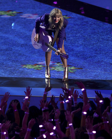 ▲▼泰勒絲（Taylor Swift）在MTV音樂錄影帶大獎（VMAs）和粉絲自拍，並為典禮開場演出。（圖／達志影像／美聯社）