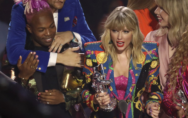 ▲▼泰勒絲（Taylor Swift）在MTV音樂錄影帶大獎（VMAs）和粉絲自拍，並為典禮開場演出。（圖／達志影像／美聯社） 
