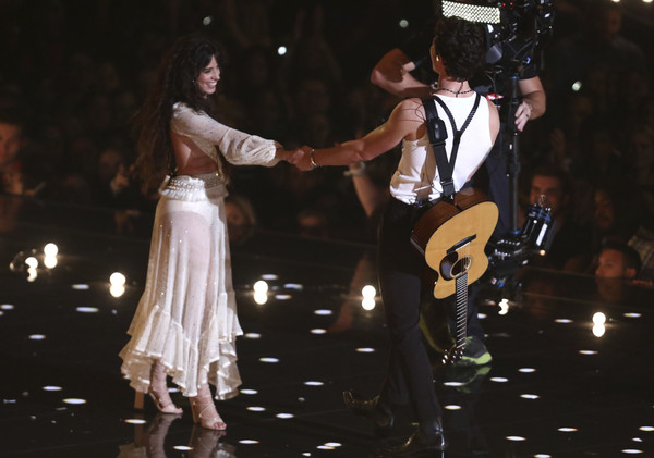 ▲▼情侶檔尚恩曼德斯（Shawn Mendes）和卡蜜拉（Camila Cabello）在MTV音樂錄影帶大獎（簡稱：VMAs）合體演出。（圖／達志影像／美聯社）