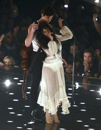 ▲▼情侶檔尚恩曼德斯（Shawn Mendes）和卡蜜拉（Camila Cabello）在MTV音樂錄影帶大獎（簡稱：VMAs）合體演出。（圖／達志影像／美聯社）