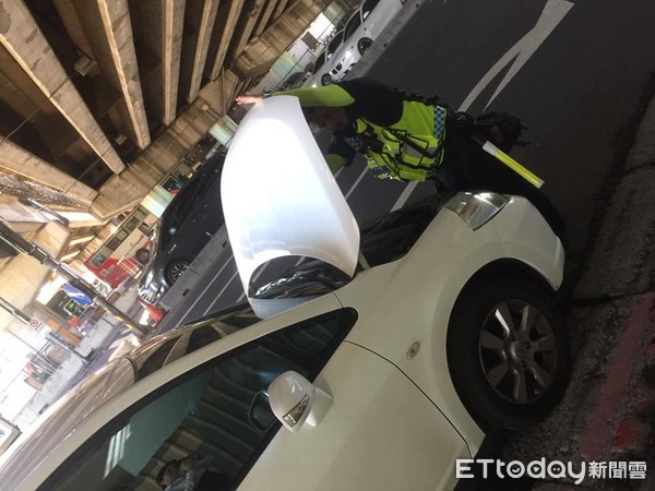 ▲▼堤頂交流道前拋錨車阻塞交通，內湖警即刻救援排除。（圖／記者孫于珊翻攝）