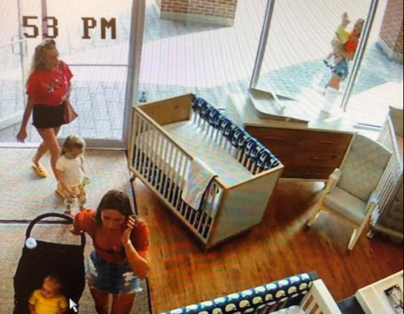 ▲女子忙偷摺疊式嬰兒車，竟把小孩留在店內。（圖／翻攝自臉書／Bambi Baby）