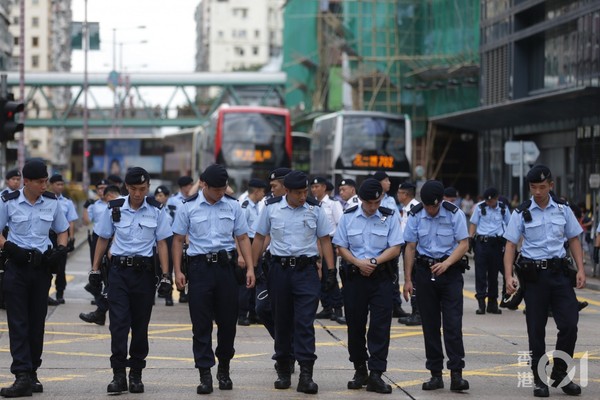 ▲港警組人鏈，疑尋找遺失子彈。（圖／香港01授權提供，請勿隨意翻攝，以免侵權）