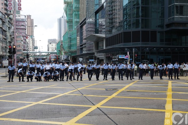 ▲港警搜索子彈。（圖／香港01授權提供，請勿隨意翻攝，以免侵權）