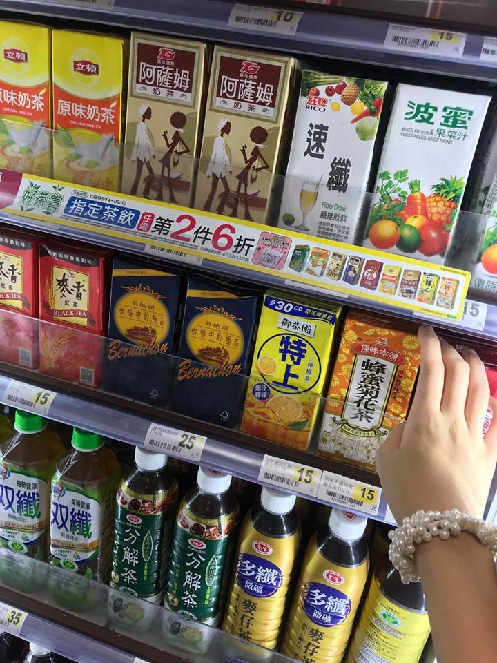 ▲捲髮妹一見小7「隱藏版15元飲料」秒買　網暴動QQ...以為停產：超好喝（圖／翻攝臉書爆廢公社公開版）