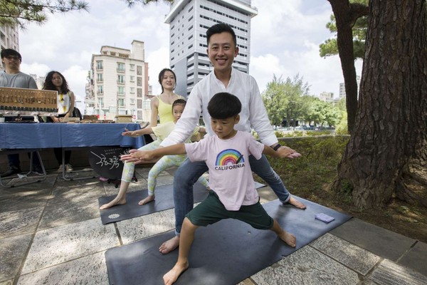 ▲新竹市長林智堅體驗親子瑜珈的樂趣。（圖／記者李朝煌攝）