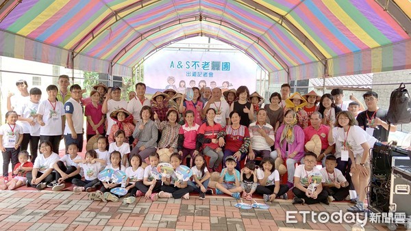 ▲屏東科技大學水保系學生，在屏東縣萬巒鄉赤山社區進行老幼執行計畫，27日進行成果展示             。（圖／記者陳崑福翻攝）