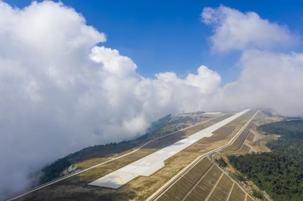 ▲從飛機上鳥瞰重慶巫山機場。（圖／翻攝新華網）