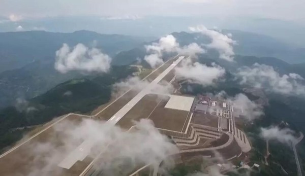 ▲飛機上鳥瞰巫山機場。（圖／翻攝新華網）