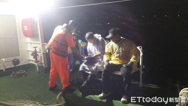 ▲海巡署人員今天27日凌晨在高雄興達港外海救回一艘失去動力的膠筏。（圖／記者張君豪翻攝）
