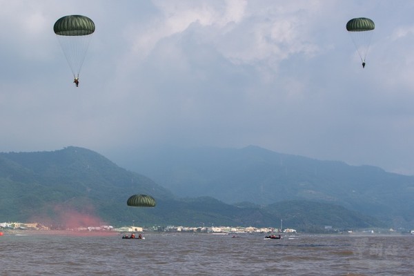 空訓中心海上跳傘　扎實訓練精準降落