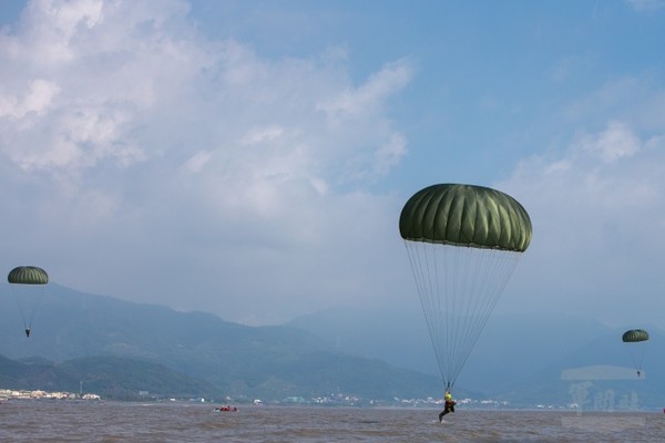 空訓中心海上跳傘　扎實訓練精準降落