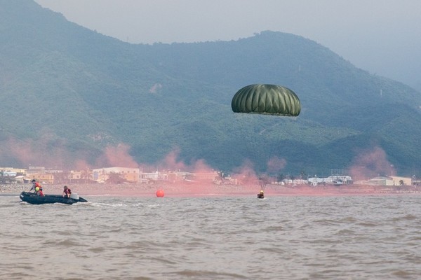 空訓中心海上跳傘　扎實訓練精準降落