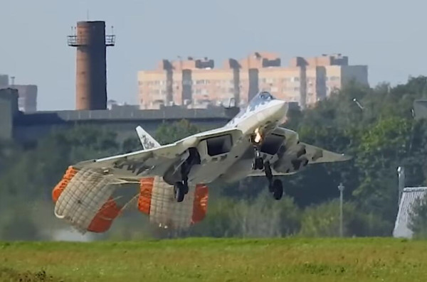 ▲▼蘇-57在機輪接地前就打開減速傘減速，展現優異的短距離降落能力。（圖／翻攝自環球軍事）