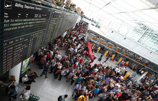 ▲▼旅客擅闖管制區，害慕尼黑機場停擺近4小時，取消130航班。（圖／路透）