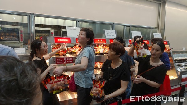 ▲▼上海Costco營業第二天、人潮。（圖／記者陳政錄攝）