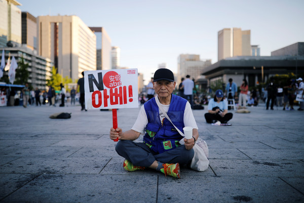 ▲▼南韓民眾在首爾一場集會高喊反日口號。（圖／路透）