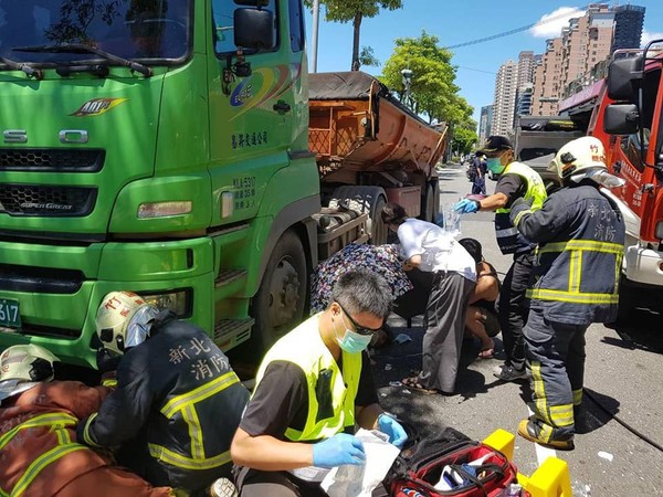 ▲▼淡水砂石車與機車擦撞，騎士左腿開放性骨折。（圖／翻攝細說淡水）