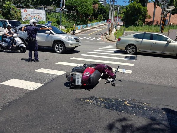 ▲▼淡水砂石車與機車擦撞，騎士左腿開放性骨折。（圖／翻攝細說淡水）