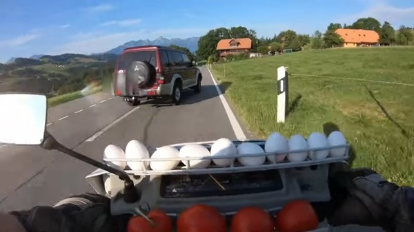 比按喇叭還有用！他機車裝滿「10顆雞蛋」　專門蛋洗違規司機。（圖／翻攝自YouTube／cattleNhay (aka Eggman)）