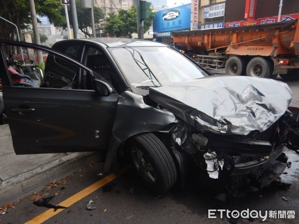 ▲▼休旅車在台灣大道違規迴轉，遭曳引車撞爛車頭。（圖／民眾提供）
