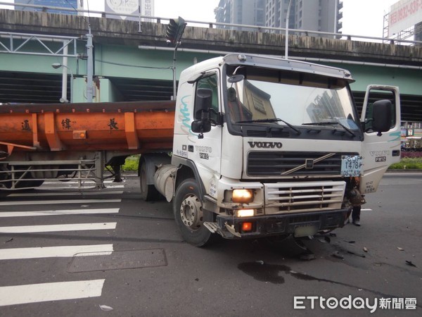 ▲▼休旅車在台灣大道違規迴轉，遭曳引車撞爛車頭。（圖／民眾提供）