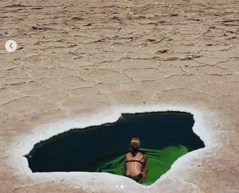 ▲▼情侶在鹽漠中驚見泳池。（圖／翻攝自IG／@expeditionearth.live）
