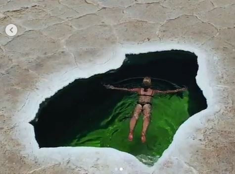 ▲▼情侶在鹽漠中驚見泳池。（圖／翻攝自IG／@expeditionearth.live）