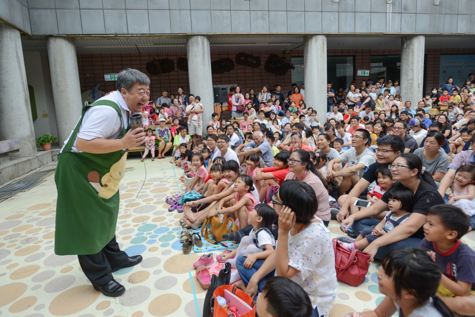 ▲▼  聽故事還送月餅！高雄兒童美術館9/1提前過中秋　450份蛋黃酥免費送。（胖叔叔說故事）（圖／高雄市立美術館）