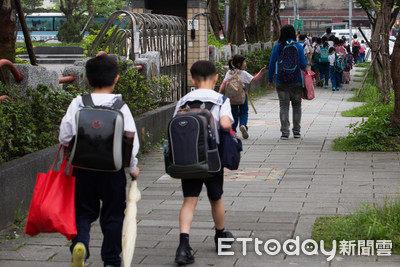 開學聯絡簿滿江紅?孩子坐不住、愛駝背,真不是故意唱反調