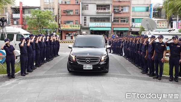 ▲▼      勇警靈車回到汐止分局       。（圖／記者張君豪攝）