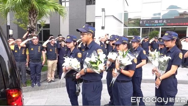 ▲▼ 靈車回到警局，同仁不捨 。（圖／記者張君豪攝） 