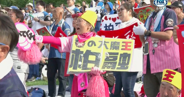 ▲為王柏融應援的日本阿嬤。（圖／截自FOX體育台）