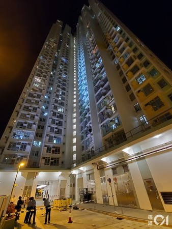 ▲東涌男事主疑在大廈天台躍下。（圖／香港01授權提供，請勿隨意翻拍，以免侵權。）