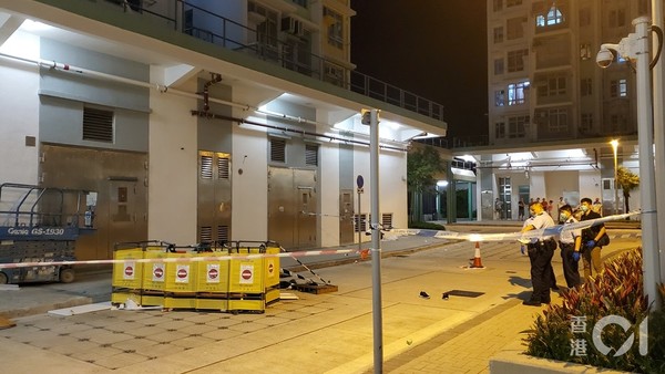 ▲東涌男事主疑在大廈天台躍下。（圖／香港01授權提供，請勿隨意翻拍，以免侵權。）