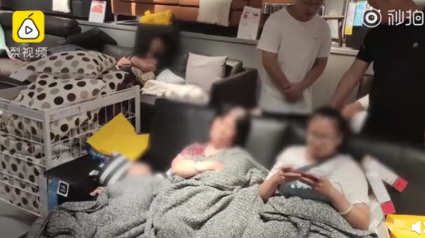 ▲1hr8萬人湧入！鄭州首間IKEA開幕　網友頂烈陽「排隊2小時」：比春運還誇張（圖／翻攝梨視頻）