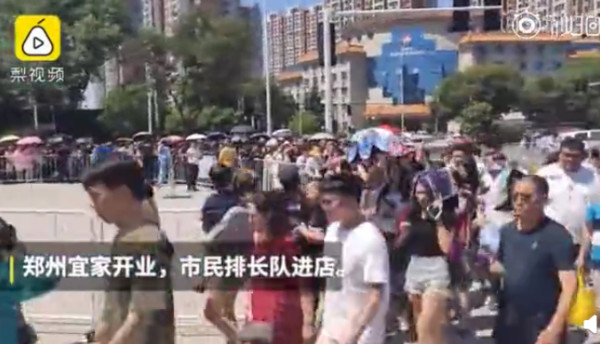 ▲1hr8萬人湧入！鄭州首間IKEA開幕　網友頂烈陽「排隊2小時」：比春運還誇張（圖／翻攝梨視頻）