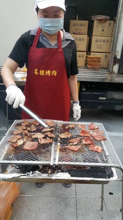 ▲代客烤肉。（圖／名根專業烤肉提供）