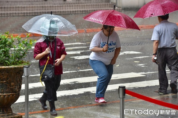 ▲▼大雨,下雨,雨天,天氣,豪大雨,雷陣雨,梅雨,降雨,氣象,行人,撐傘,雨傘,路人。（圖／記者李毓康攝）