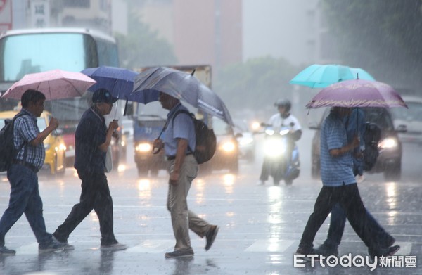 ▲▼天氣 午后雷雨 雨中騎士 撐傘。（圖／記者屠惠剛攝）