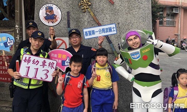 ▲ 各級學校「開學首日」 基隆警扮「巴斯光年」太空騎警護童。（圖／記者郭世賢翻攝）