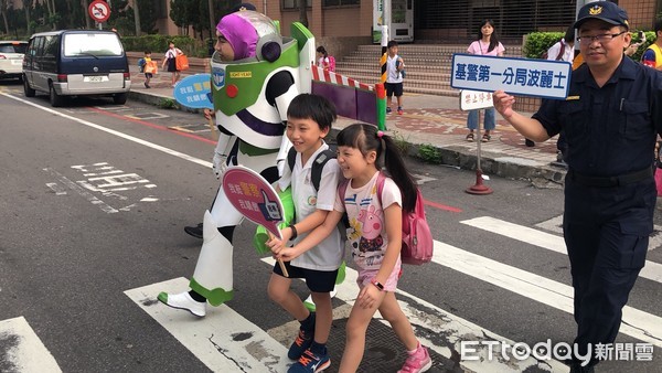 ▲ 各級學校「開學首日」 基隆警扮「巴斯光年」太空騎警護童。（圖／記者郭世賢翻攝）