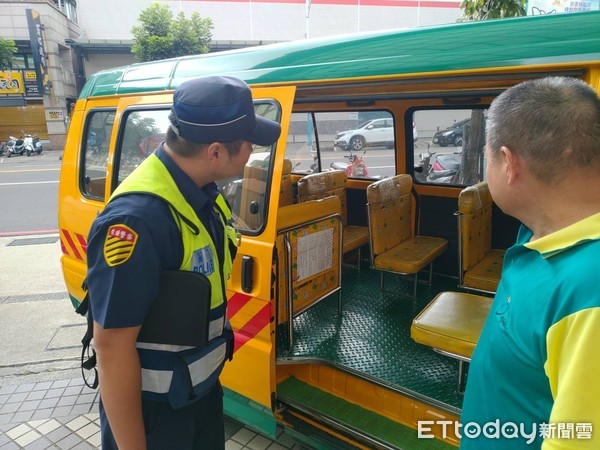 ▲▼新北市各分局於開學日推行護童專案，並加強取締幼童車。（圖／記者陳豐德翻攝）