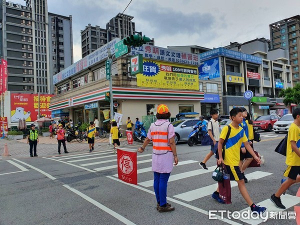 ▲桃園市各級國中小學開學日，中壢警方主動協助交通導護維護學生上下學安全。（圖／記者沈繼昌翻攝）