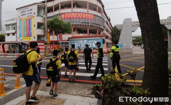 ▲桃園市各級國中小學開學日，八德警方主動協助交通導護維護學生上下學安全。（圖／記者沈繼昌翻攝）