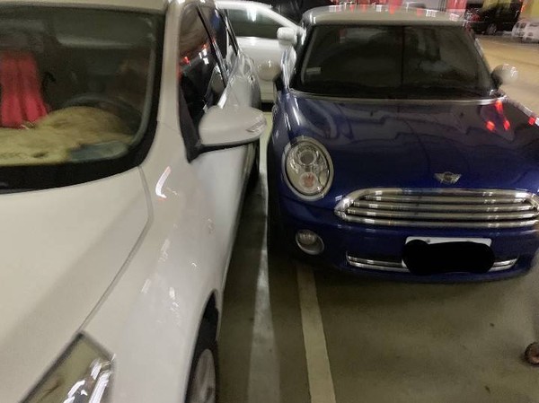 ▲▼白色Tiida一車停兩位遭寶藍色mini cooper神阻擋。（圖／翻攝自爆廢公社）